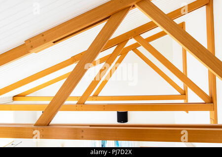 Bois de sciage moderne plafond et d'éclairage intégrés dans les panneaux de bois de chêne. Hall d'un plafond. Home intérieur. Salon intérieur avec hardw Banque D'Images