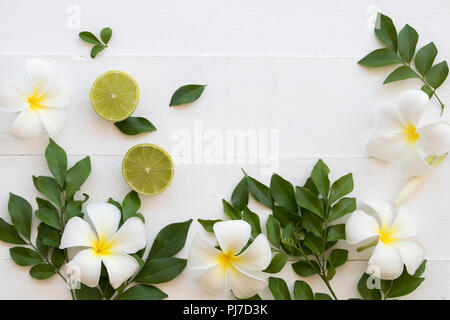 Fleur blanche avec des feuilles et des parfums de frangipanier arrangement citron sur fond blanc Banque D'Images