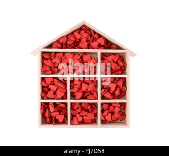 Maison en bois avec beaucoup de coeurs rouge isolé sur fond blanc Banque D'Images