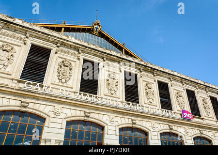 La façade de la gare Saint-Charles à Marseille, France, avec le nom de la station et le logo de la SNCF dans le cadre de l'Armoiries des villes desservies. Banque D'Images