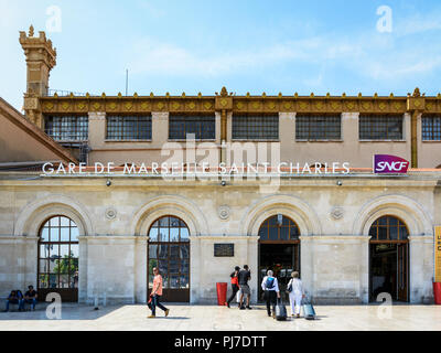 Vue générale de l'entrée latérale de la gare Saint-Charles à Marseille, France, avec les gens des valises et de marcher jusqu'à la porte. Banque D'Images