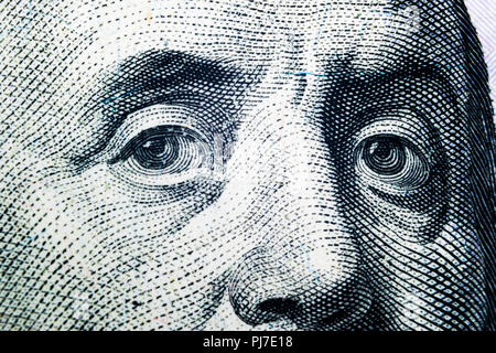 Voir Portrait de Benjamin Franklin sur le one hundred dollar bill. Arrière-plan de l'argent. 100 dollars avec Benjamin Franklin macro yeux Banque D'Images