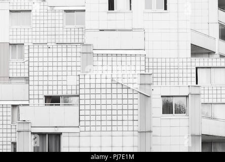 Tour d'habitation avec geommetric des formes de l'architecture française, en noir et blanc Banque D'Images