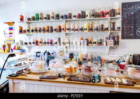 Sweet Boutique, Southam petite ville marchande et paroisse civile dans le quartier Stratford-on-Avon de Warwickshire, Angleterre Banque D'Images