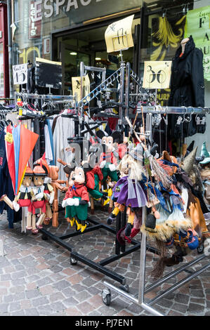 Les marionnettes des souvenirs pour touristes en vente dans un magasin local dans la petite ville de Charleville Mézière, dans les Ardennes, du nord de la France. La ville est monde fa Banque D'Images