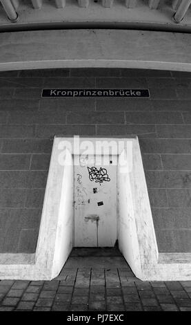 Berlin, Allemagne, vue générale, GV., Graffiti, sur le maintien de l'entrée 'Kronprinzbrucke', qui enjambe la rivière Spree, vers le "Reich Banque D'Images