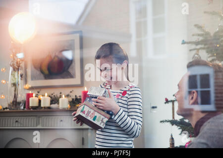 Cadeaux de Noël collecte fille avide Banque D'Images