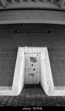 Berlin, Allemagne, vue générale GV. Les graffitis, sur le maintien de l'entrée 'Kronprinzbrucke'. qui enjambe la rivière Spree. vers le "Reich Banque D'Images