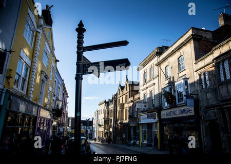 St Michael's Tower sur Tor de Glastonbury et ville, Somerset en Angleterre. Banque D'Images