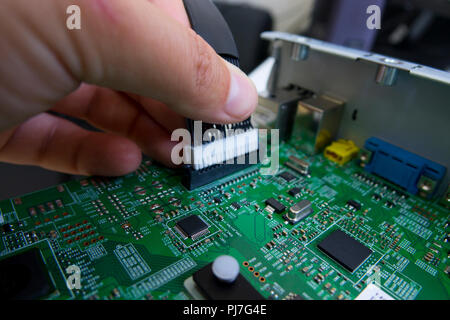 Le contrôle de la qualité et l'assemblage de composants sur le circuit imprimé CMS conseil en laboratoire de contrôle de fabrication de circuits imprimés en usine high-tech Banque D'Images