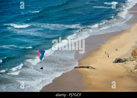 Parapente sur la plage de Cordoama. Algarve, Portugal Banque D'Images