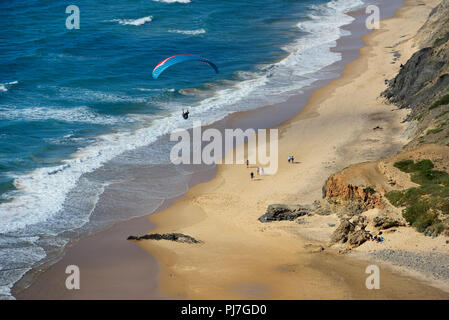 Parapente sur la plage de Cordoama. Algarve, Portugal Banque D'Images