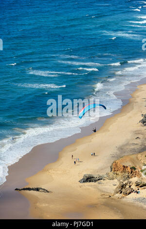 Parapente sur la plage de Cordoama. Algarve, Portugal Banque D'Images