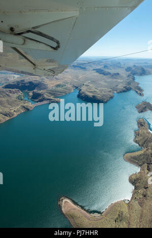 L'Australie, Australie occidentale, Kimberley, lac Kununrra. Vue aérienne du barrage de la rivière Ord. Banque D'Images