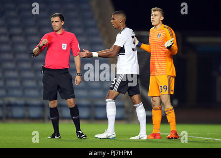 Fulham gardien Toni Stahl (droite) proteste avec arbitre Craig Hicks (à gauche) après qu'il est indiqué une voiture rouge après l'encrassement du Oxford United Fabio Lopes (non représenté) à l'entrée de la surface pour qu'il soit envoyé au cours de l'Checkatrade Trophy match au stade Kassam, Oxford. ASSOCIATION DE PRESSE Photo. Photo date : mardi 4 septembre 2018. Voir l'ACTIVITÉ DE SOCCER histoire d'Oxford. Crédit photo doit se lire : Andrew Matthews/PA Wire. RESTRICTIONS : EDITORIAL N'utilisez que pas d'utilisation non autorisée avec l'audio, vidéo, données, listes de luminaire, club ou la Ligue de logos ou services 'live'. En ligne De-match utilisation limitée à Banque D'Images