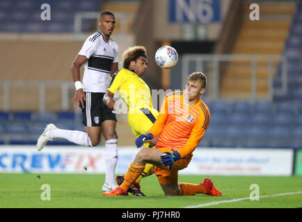 Fulham gardien Toni Stahl (droite) fautes d'Oxford United Fabio Lopes (centre) à l'entrée de la surface pour qu'il soit envoyé au cours de l'Checkatrade Trophy match au stade Kassam, Oxford. ASSOCIATION DE PRESSE Photo. Photo date : mardi 4 septembre 2018. Voir l'ACTIVITÉ DE SOCCER histoire d'Oxford. Crédit photo doit se lire : Andrew Matthews/PA Wire. RESTRICTIONS : EDITORIAL N'utilisez que pas d'utilisation non autorisée avec l'audio, vidéo, données, listes de luminaire, club ou la Ligue de logos ou services 'live'. En ligne De-match utilisation limitée à 120 images, aucune émulation. Aucune utilisation de pari, de jeux ou d'un club ou la ligue/public lecteur Banque D'Images