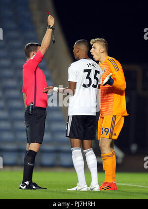 Fulham gardien Toni Stahl (droite) proteste avec arbitre Craig Hicks (à gauche) après qu'il est indiqué une voiture rouge après l'encrassement du Oxford United Fabio Lopes (non représenté) à l'entrée de la surface pour qu'il soit envoyé au cours de l'Checkatrade Trophy match au stade Kassam, Oxford. Banque D'Images