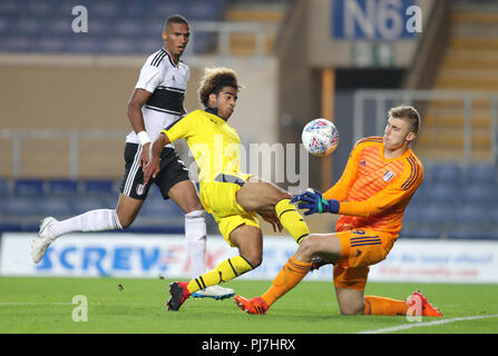 Fulham gardien Toni Stahl (droite) fautes d'Oxford United Fabio Lopes (centre) à l'entrée de la surface pour qu'il soit envoyé au cours de l'Checkatrade Trophy match au stade Kassam, Oxford. Banque D'Images