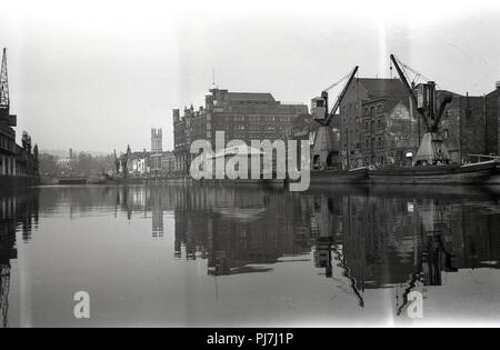 Années 1950, historiques, entrepôts et bâtiments riverside à Bristol, quais, England, UK. Le port de la ville a été développé par des écluses sur une partie de la rivière Avon et est qualifié de 'port flottant' comme le niveau d'eau reste constant et n'est pas affecté par la marée. Banque D'Images