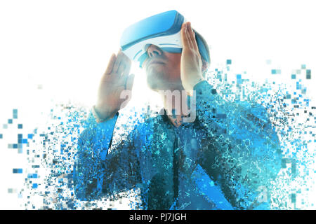 Une personne dans la réalité virtuelle des mouches à lunettes pixels. Le concept des nouvelles technologies et des technologies de l'avenir.VR lunettes. Banque D'Images