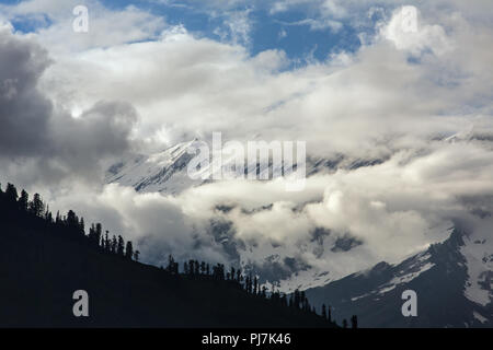 Belle vue sur la vallée de Kullu himalayen avec beaucoup de gammes en arrière-plan, l'Inde. Banque D'Images