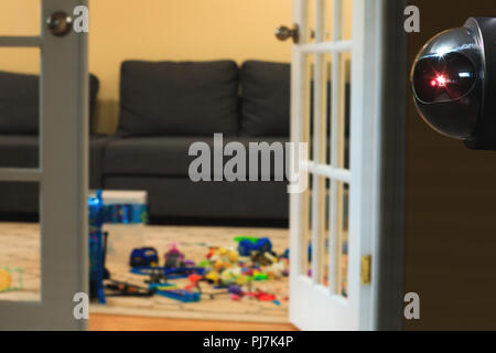 Système de surveillance ou de caméra de sécurité à l'intérieur de la chambre des enfants. Caméra de surveillance installé sur le mur de la salle de séjour. Les enfants la protection d'une zone par g Banque D'Images