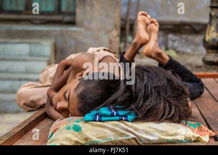 Enfants indiens dormant sur une voiturette dans une rue de la vieille ville d'Ahemdabad, Gujrat, Inde Banque D'Images