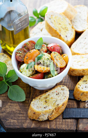 Bruschetta Caprese avec des tomates cerises, mozzarella et pesto de basilic Banque D'Images