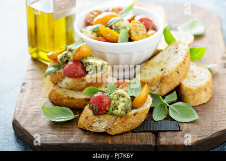 Bruschetta Caprese avec des tomates cerises, mozzarella et pesto de basilic Banque D'Images