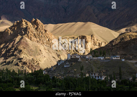 Vue sur le Takmachik village de vallée de l'Indus au Ladakh, Inde Banque D'Images