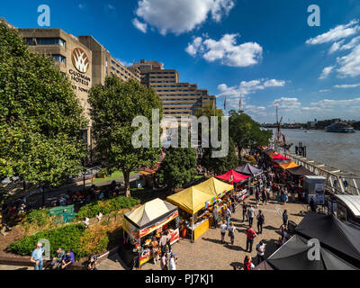 Tower Hotel et marché alimentaire de la rue près de Tower Bridge, le centre de Londres Banque D'Images