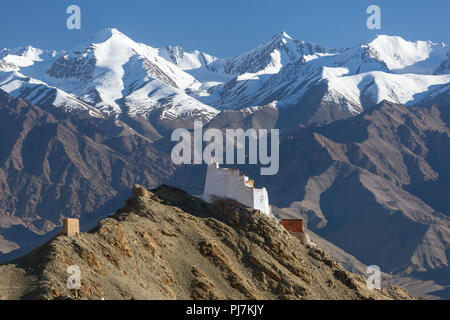 Tsemo temple de Maitréya avec grand Himalaya au contexte à Leh, Ladakh, Inde Banque D'Images
