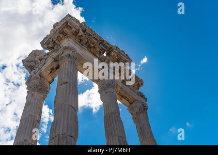 Temple de Trajan, Pergame, ancienne ville de Bergama, Turquie dans un beau jour d'été Banque D'Images