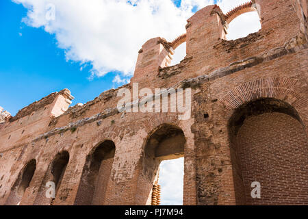 La basilique rouge, aussi appelé la tour Salle Rouge, est un monumental Temple en ruines dans la ville antique de Pergame, aujourd'hui Bergama, dans l'ouest de la Turquie Banque D'Images