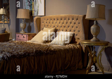 Chambre d'hôtel de luxe et riche. Glamour, rêve baroque élégant intérieur conception de chambre à coucher. Couleur Beige, brun, personne. Couverture de lit et oreillers sur le lit. W Banque D'Images