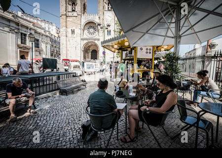 Avec vue sur la rue près de la cathédrale principale de tourisme dans la ville de Lisbonne, Portugal Banque D'Images