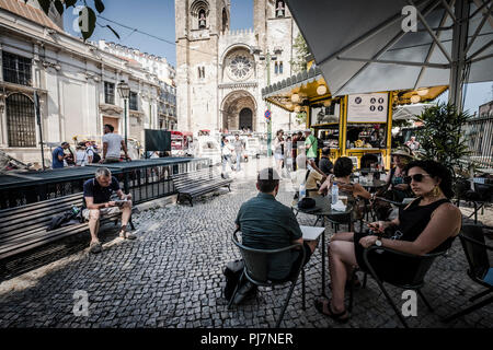 Avec vue sur la rue près de la cathédrale principale de tourisme dans la ville de Lisbonne, Portugal Banque D'Images