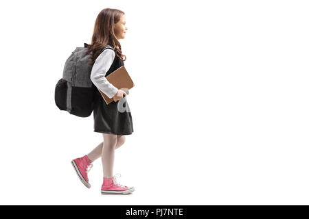 Profil de toute la longueur de la lycéenne avec un sac à dos randonnée isolé sur fond blanc Banque D'Images