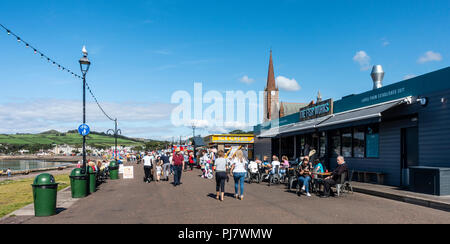 Largs, promenade sur un climat chaud et ensoleillé jour début septembre. Fish and chips, glaces, les gens se promener, Banque D'Images