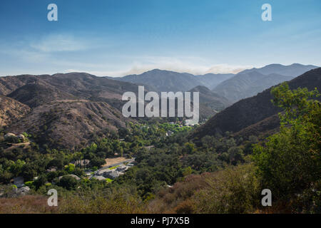 Modjeska Canyon dans les montagnes Santa Ana et Cleveland Campagne forestière nationale en arrière-plan dans le comté d'Orange en Californie Banque D'Images