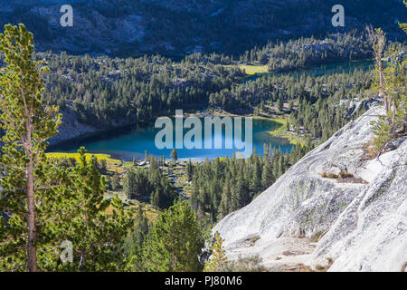 L'un de Heart Lake d'une belle chaîne de lacs font peu populaires de la vallée des lacs pour la pêche et les randonnées d'une journée dans la partie Est de la Sierra Nevada en Californie USA Banque D'Images