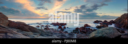 Seascape extrême-orientale à proximité de l'Extrême-Orient. Coucher de soleil sur la baie de l'Oussouri Russie Primorsky Krai. Banque D'Images