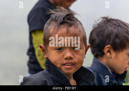 Ha Giang, Vietnam - Mars 18, 2018 : Portrait d'un enfant de la minorité ethnique hmong sur une montagne éloignée du nord du Vietnam Banque D'Images