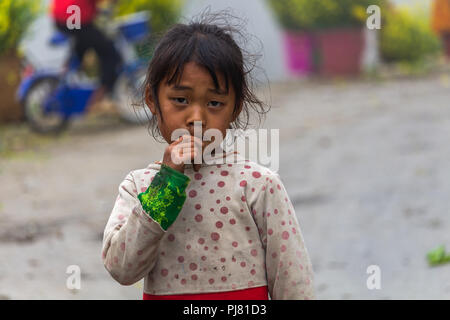 Ha Giang, Vietnam - Mars 18, 2018 : Portrait d'une fille de la minorité ethnique hmong sur une montagne éloignée du nord du Vietnam Banque D'Images