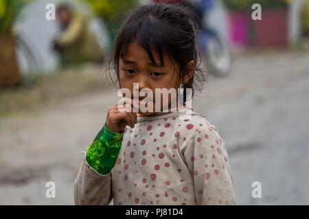 Ha Giang, Vietnam - Mars 18, 2018 : Portrait d'une fille de la minorité ethnique hmong sur une montagne éloignée du nord du Vietnam Banque D'Images