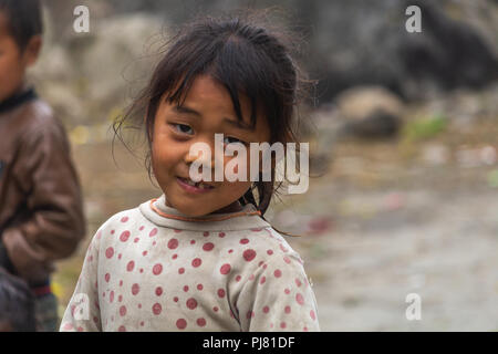 Ha Giang, Vietnam - Mars 18, 2018 : Portrait d'une fille de la minorité ethnique hmong sur une montagne éloignée du nord du Vietnam Banque D'Images