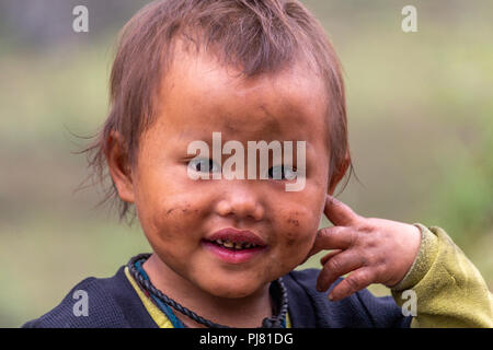 Ha Giang, Vietnam - Mars 18, 2018 : Portrait d'un enfant de la minorité ethnique hmong sur une montagne éloignée du nord du Vietnam Banque D'Images