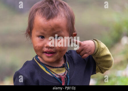 Ha Giang, Vietnam - Mars 18, 2018 : Portrait d'un enfant de la minorité ethnique hmong sur une montagne éloignée du nord du Vietnam Banque D'Images