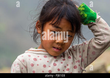 Ha Giang, Vietnam - Mars 18, 2018 : Portrait d'une fille de la minorité ethnique hmong sur une montagne éloignée du nord du Vietnam Banque D'Images