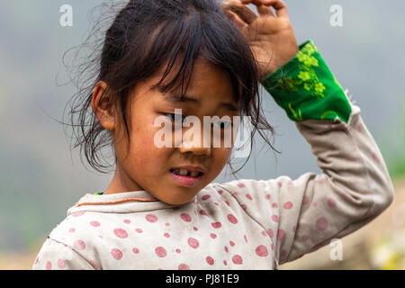 Ha Giang, Vietnam - Mars 18, 2018 : Portrait d'une fille de la minorité ethnique hmong sur une montagne éloignée du nord du Vietnam Banque D'Images